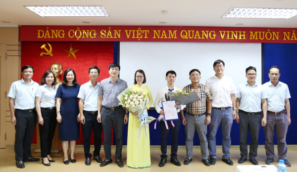 Đảng ủy TCT Viglacera tổ chức Lễ trao Huy hiệu 30 năm tuổi Đảng và kết nạp 2 đồng chí Đảng viên mới